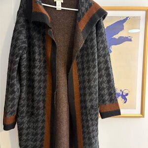 Max Studio Black and Brown Houndstooth Cape